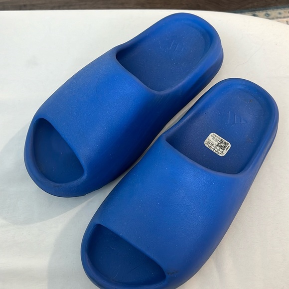 Yeezy Shoes - 2023
Yeezy Slides 'Azure' completely new